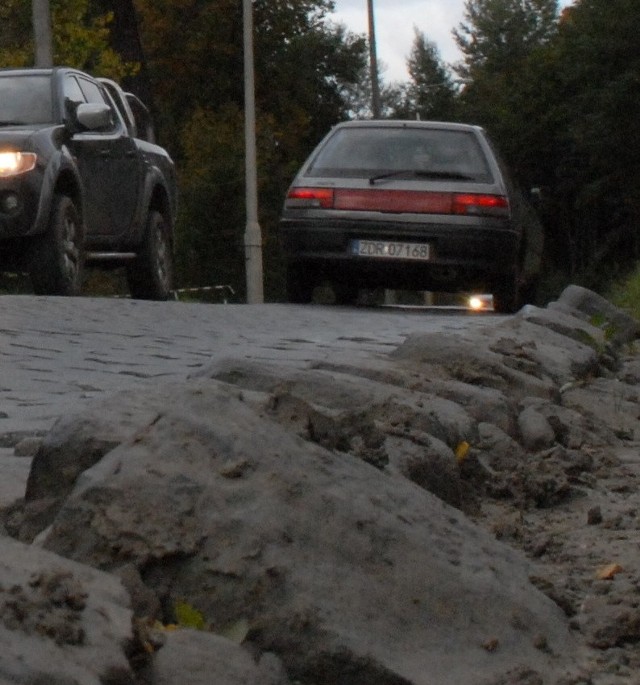 Kierowcy jeżdżący ulicą Wyszyńskiego nie mają łatwo. Nierówna nawierzchnia z kostki brukowej, dziury wypełnione asfaltem dają się we znaki każdemu.