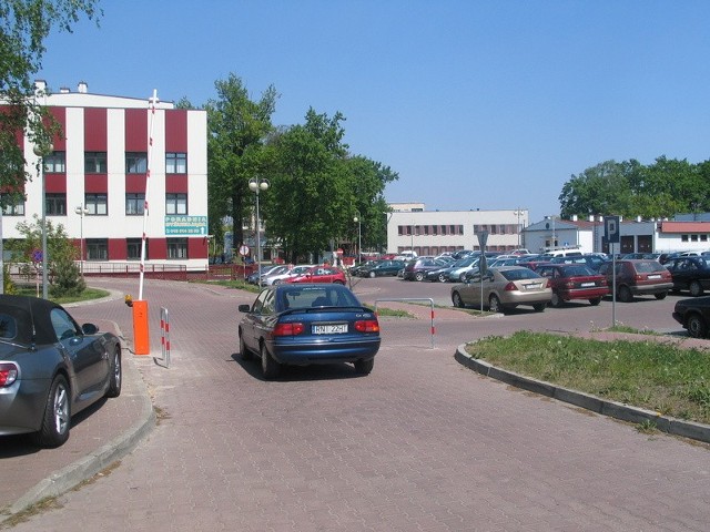 Od dziś za wjazd na przyszpitalny parking w Tarnobrzegu trzeba zapłacić dwa złote. Parking został przygotowany na 70 samochodów i ku niezadowoleniu dyrekcji lecznicy, nie jest w całości wykorzystany.