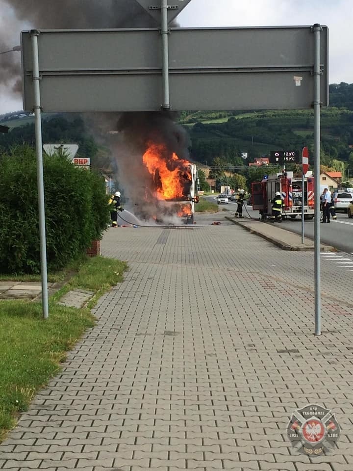 Tęgoborze pożar. W trakcie jazdy zapaliło się dostawcze auto [ZDJĘCIA]