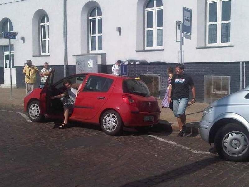 Internauta zwraca uwagę na błędne parkowanie samochodu nauki...