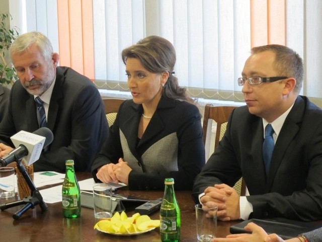 Od lewej parlamentarzyści: Lucjan Pietrzczyk, Marzena Okła-Drewnowicz oraz Artur Gierada.