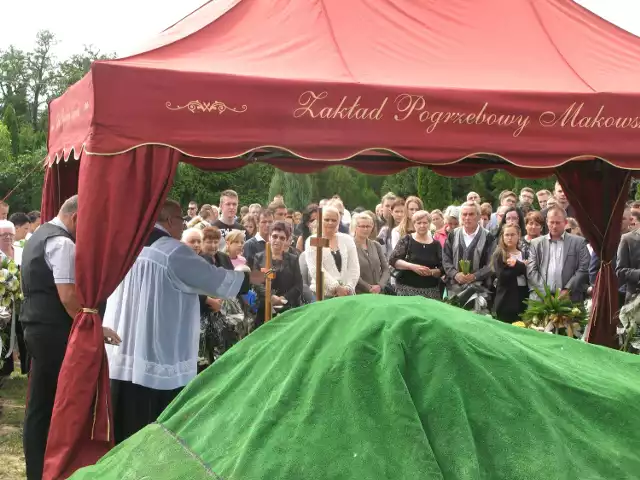 Piętnastoletnia dziewczyna została zamordowana w Chałupskach. Na pogrzeb w Barcinie przyszła rodzina, sąsiedzi, znajomi oraz koledzy ze szkoły.
