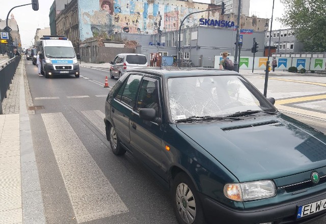 Do groźnego wypadku doszło w poniedziałek przed godz. 7 na ul. Kilińskiego (przy dworcu Fabrycznym). Na przejściu dla pieszych została potrącona kobieta.