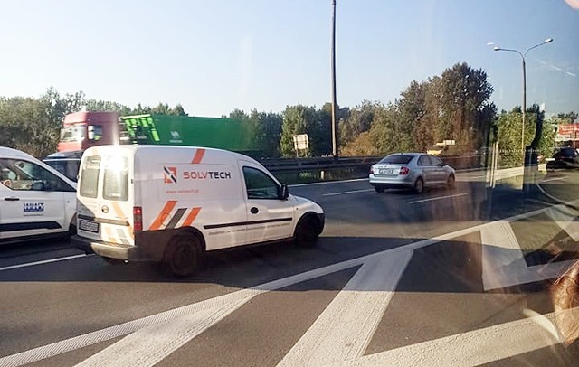 Paraliż dróg na dojazdach do Katowic. Trasa Dk 86 jest zablokowana już od Będzina.