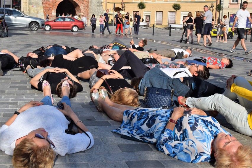 Protest klimatyczny pod ratuszem. "Będziemy kontynuowali i nasilali formy protestu" (ZDJĘCIA)                      