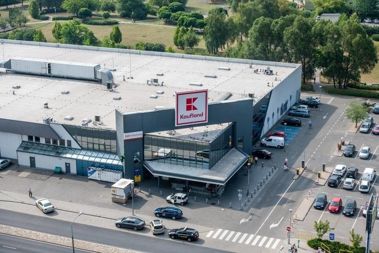 Kaufland zarobki 2020. Kasjerzy i inni pracownicy. O ile wzrosną pensje? Jakie stawki na kasie dla pracowników w Kauflandzie?