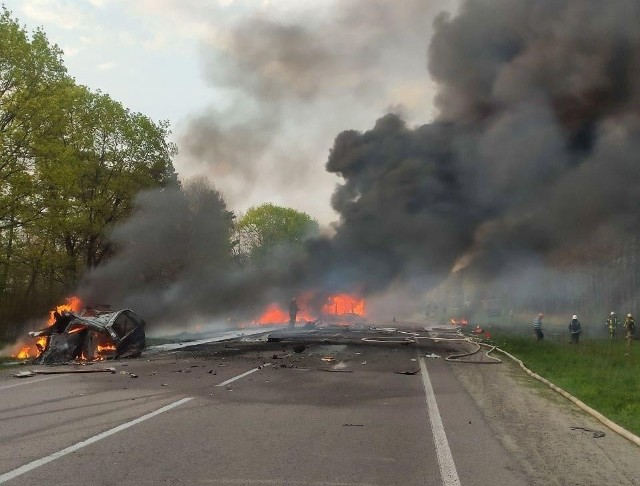 We wtorek 3 maja na drodze w okolicy wsi Sitne na Ukrainie (pomiędzy Lwowem a Równem) cysterna zderzyła się z autobusem i autem osobowym. Nie żyje 16 osób.