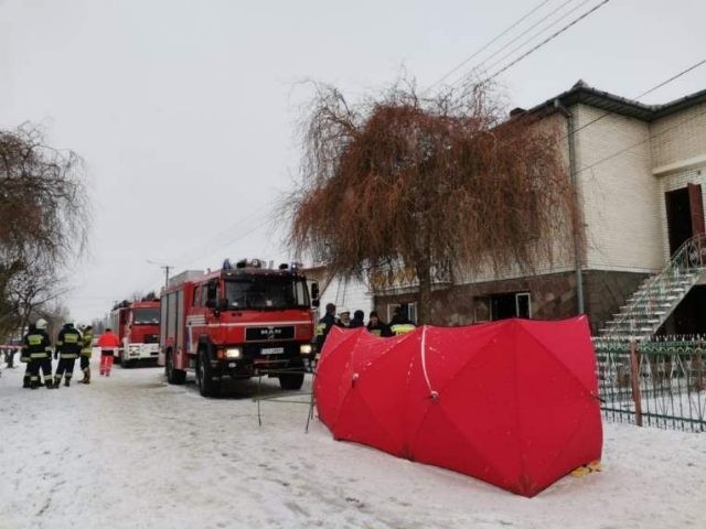 Tragiczny pożar domu w Kałkowie. Nie żyją trzy osoby [ZDJĘCIA]