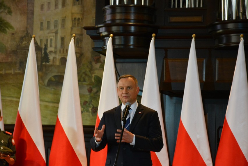 Prezydent Andrzej Duda podpisujący Ustawę o Narodowym Dniu...