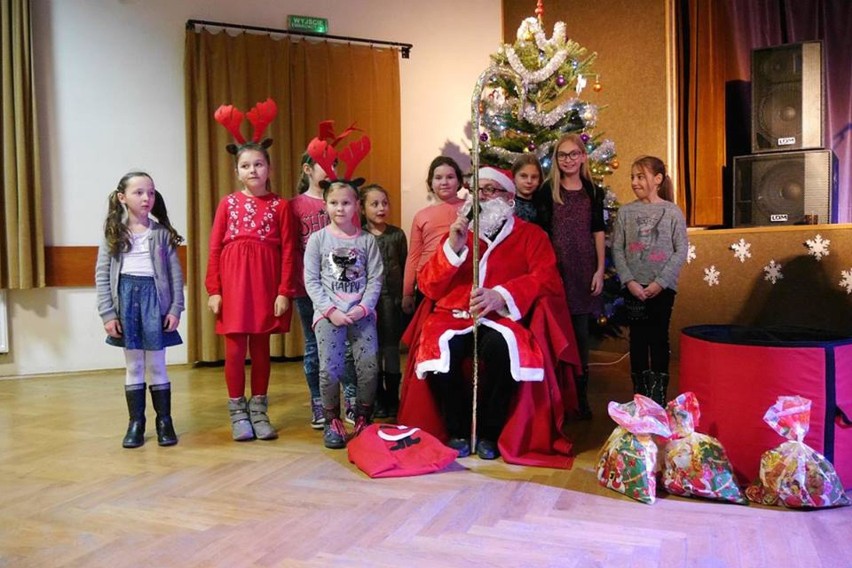 Dzieci chętnie zrobiły sobie zdjęcie ze Świętym Mikołajem