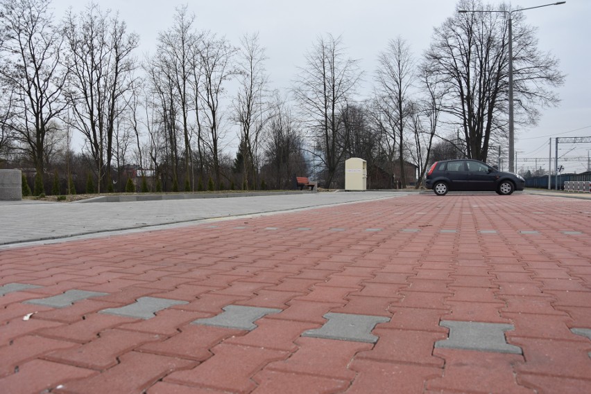 Parkuj i Jedź w Libiążu już działa. Pasażerowie przy dworcu mogą  zostawić samochód lub rower [ZDJĘCIA]