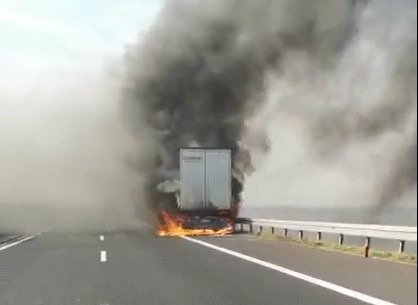 Tarnów. Ciężarówka stanęła w płomieniach na autostradzie [WIDEO]