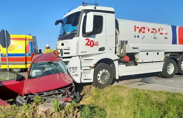Kierowca fiata tipo trafił śmigłowcem do jednego ze śląskich szpitali.