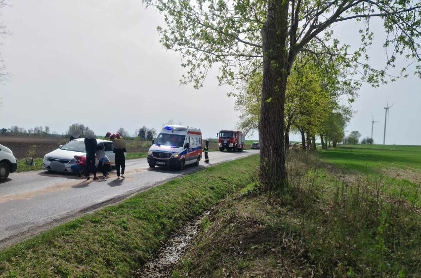 Wypadek pod Białogardem. Zderzyły się dwa samochody osobowe