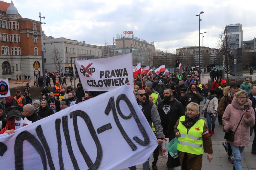 Marsz o wolnośc to protest antycovidowców. Odbył się w...