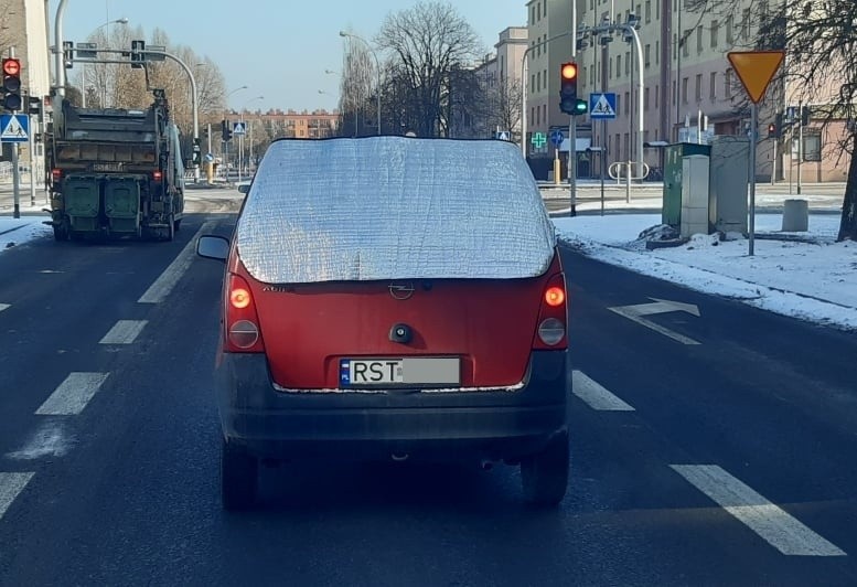 Stalowa Wola. Z matą aluminiową na szybie kierowca opla ruszył w trasę, wzbudzając zainteresowanie (WIDEO, zdjęcia) 