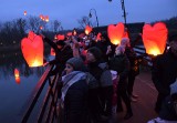 Walentynki. W Solankach w Inowrocławiu zakochani wypuścili lampiony w kształcie serc [zdjęcia]