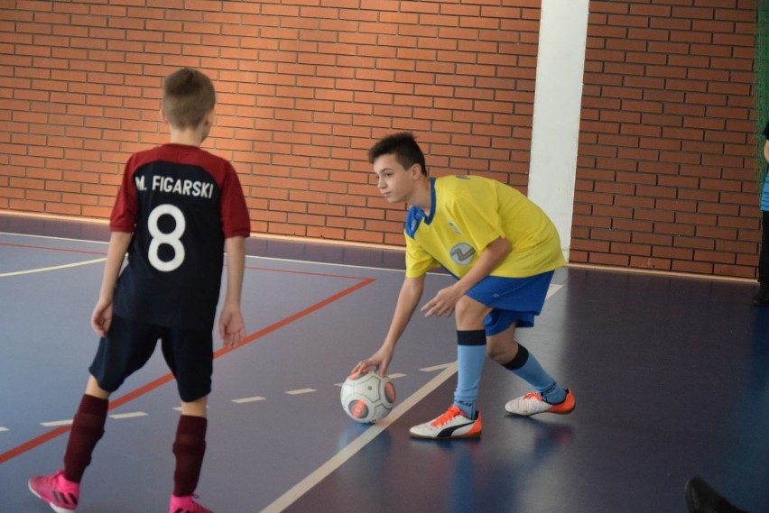 [ZDJĘCIA] Piłka nożna. Młodzież grała charytatywnie dla Adama Gumulaka. Emocji w Szydłowcu nie brakowało