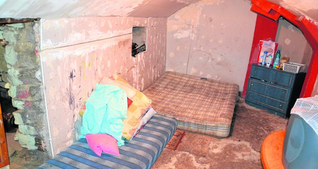 Wilgoć, pleśń, grzyb - to codzienność w "mieszkaniu" romskiej rodziny z Limanowej. Mieszkają w piwnicy bez okien, która ma zaledwie kilka metrów. W takich warunkach o choroby nie trudno