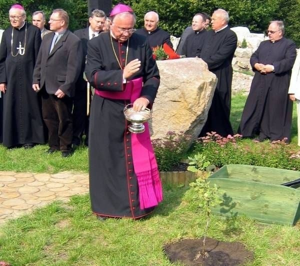 W nowo powstałym Centrum Edukacji Ekologicznej w Marculach zasadzono także dąb papieski, który poświecił biskup radomski Zygmunt Zimowski.