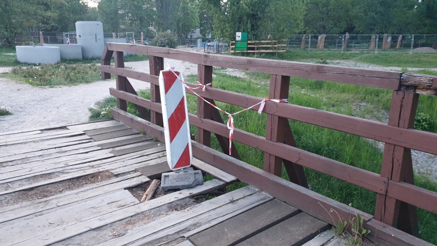 Mostek w parku Ocalałych w Łodzi jest w tragicznym stanie. Dziurę zastawiono pachołkiem ZDJĘCIA
