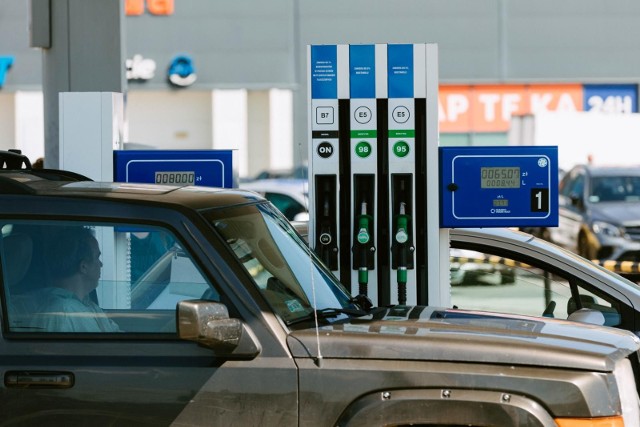 W przeprowadzonym w tym tygodniu badaniu detalicznych cen paliw zanotowaliśmy spadek średniej ceny benzyny i oleju napędowego.