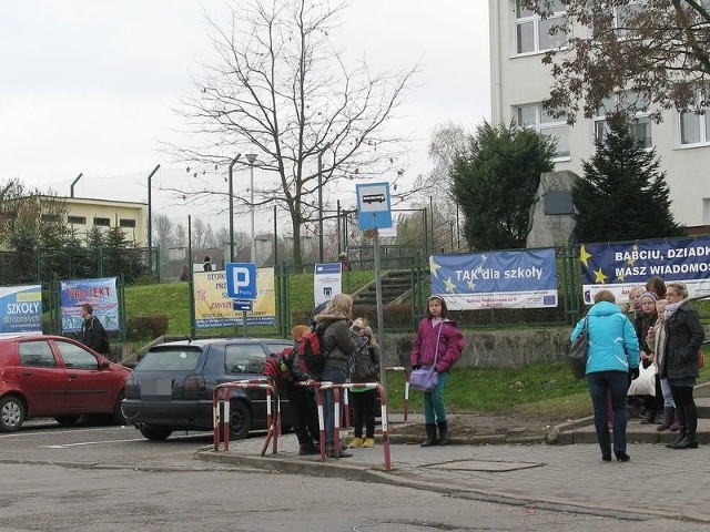 Ten parking ma zostać zlikwidowany. Ratusz planuje wykonać tu w 2014 roku zatoczkę, przede wszystkim dla szkolnych autobusów.