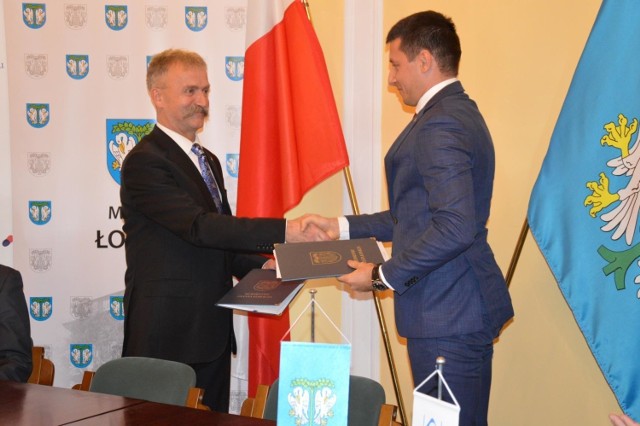 Burmistrz Krzysztof Kaliński (z lewej) 17 listopada 2017 roku podpisał umowę z Tomaszem Wiatrem, wiceprezesem krakowskiej spółki