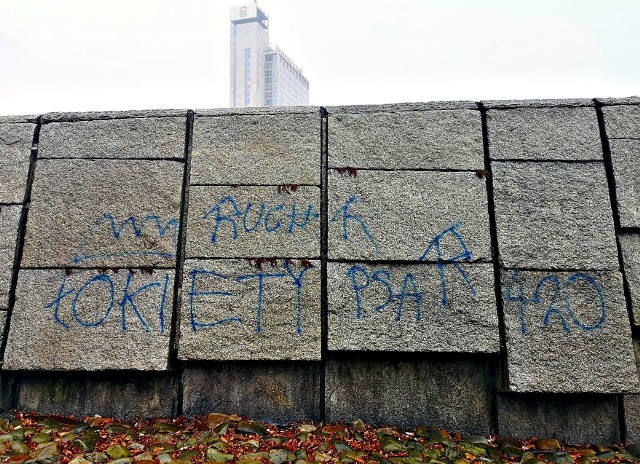 Pomnik Powstańców Śląskich w Katowicach pomazany farbą.Zobacz kolejne zdjęcia. Przesuwaj zdjęcia w prawo - naciśnij strzałkę lub przycisk NASTĘPNE