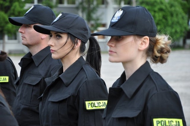 Ślubowanie podlaskich policjantów przed Jarosławem Zielińskim