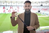 ,,Piłkarskie Orły''. Medal dla ełkaesiaka Pirulo za jego skuteczność w lutym już wręczony