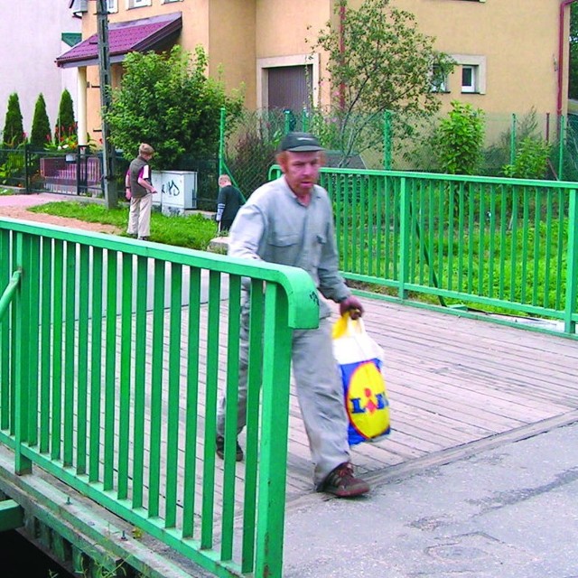 Most prowadzący do nowych działek nie jest przystosowany do tego, żeby jeździł po nim ciężki sprzęt.