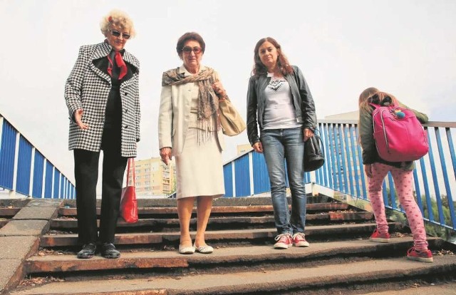 Maria Harcuła, Elżbieta Pachon i Marta Marcinowska dziwią się, że kładka była remontowana w 2014 r.