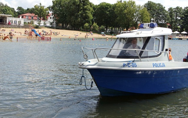 Na posterunku wodnym przy plaży miejskiej w Grudziądzu służbę będą pełnili tylko policjanci. Lokalnych mundurowych będą wspierali funkcjonariusze z Bydgoszczy. W poprzednich sezonach nad bezpieczeństwem kąpiących się i wypoczywających czuwali wspólnie strażnicy i policjanci.