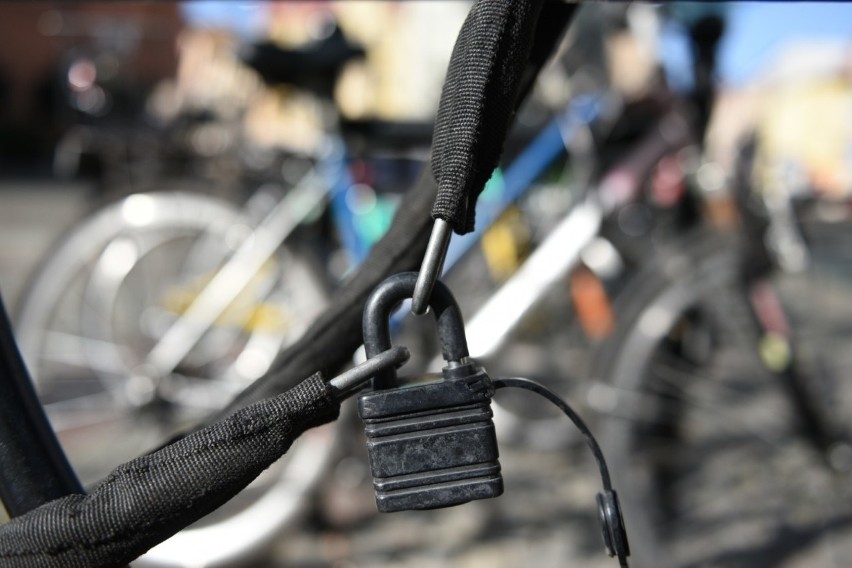Ciemny Toruń: raj dla złodziei rowerów! Kradną ze stojaków, z piwnic, z klatek, a nawet sprzed sądu