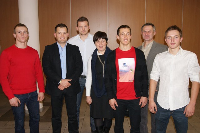 Stoją od lewej: Grzegorz Polaczyk, Maciej Juhnke, Piotr Siemionowski, Izabela Piórkowska-Jasina, Mateusz Polaczyk, Mirosław Kujawski, Rafał Polaczyk. 