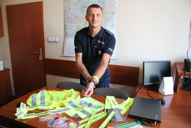 Młodszy aspirant Mariusz Bednarski z zespołu prasowego Komendy Wojewódzkiej Policji w Kielcach przypomina, że noszenie odblasków to konieczność. Prezentuje opaskę, która w środę zostanie dołączona do każdego "Echa Dnia"