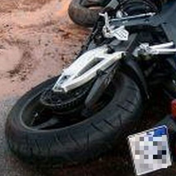 Motocykl przewrócił się, kierujący nim mężczyzna uderzył głową w betonowe podłoże. Motocyklista zmarł na miejscu.