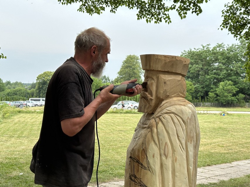 Na sulejowskim Podklasztorzu trwa międzynarodowy plener rzeźbiarski