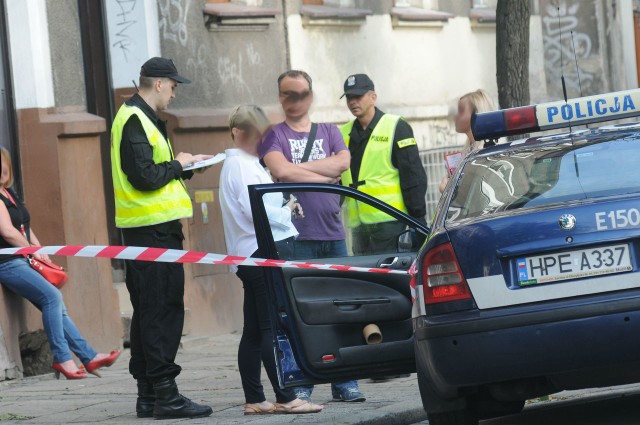 Mężczyzna rzucił się na policjantów.