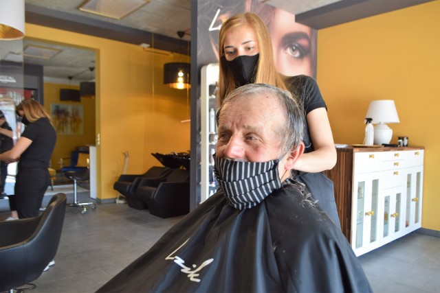 Salony fryzjerskie w Wodzisławiu Śl. ponownie otwarte. Cieszą się sporym zainteresowaniem. Tak jest w salonie Lenik przy ulicy 26 Marca 5 w Wodzisławiu Śl.