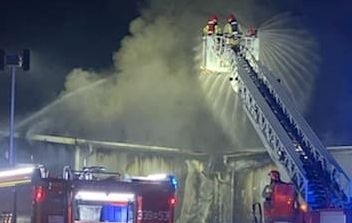 Pożar w Wielogórze gasi kilkanaście jednostek strażackich....