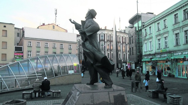 Słynny sosnowiecki pomnik Jana Kiepury, według internautów tworzących Nonsensopedię, ma dowodzić, że słynny tenor na cokole ma problemy zdrowotne. Ich zdaniem stoi bowiem w pozie "Ale mnie krzyż napieprza, muszę się rozciągnąć"