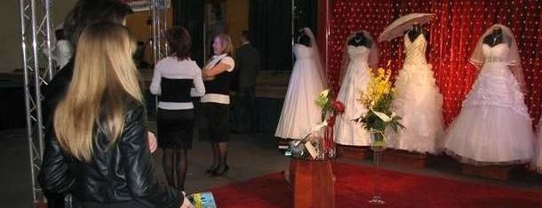 Gości targów witały hostessy prawie gotowe do ślubu...