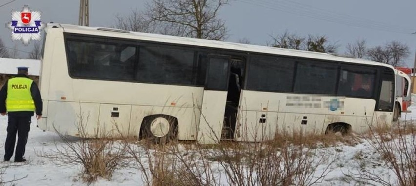 Majdan Górny: Kierowca opla wjechał w szkolnego gimbusa. Jechało nim 16 dzieci