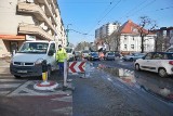 Poznań: Pękła rura na Wildzie - mieszkańcy nie mają wody, tramwaje MPK jadą objazdami [ZDJĘCIA]