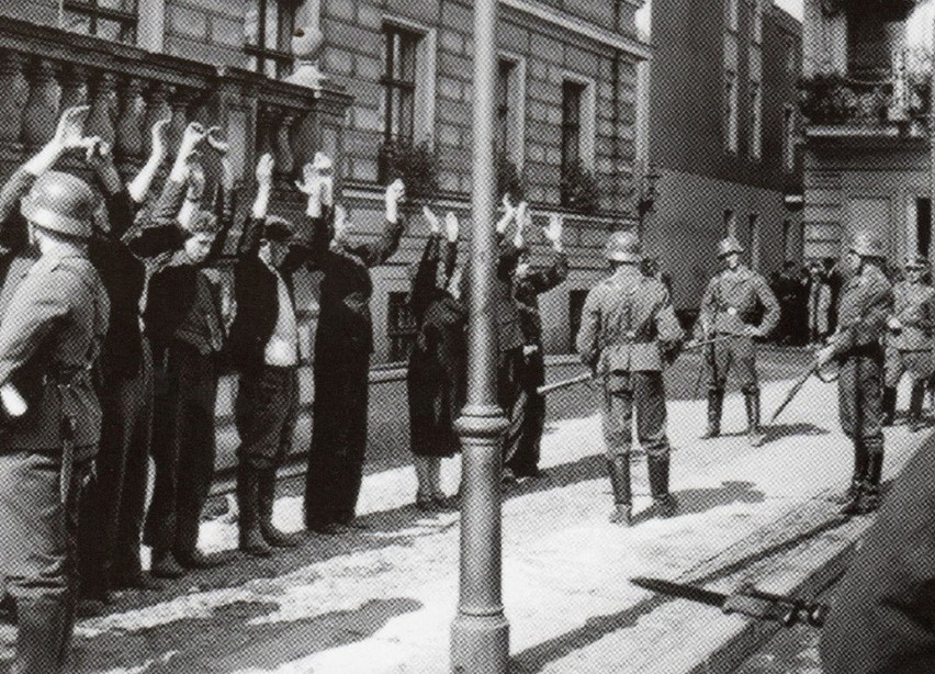 5 IX 1939. Aresztowani Polacy przed bydgoskim ratuszem.