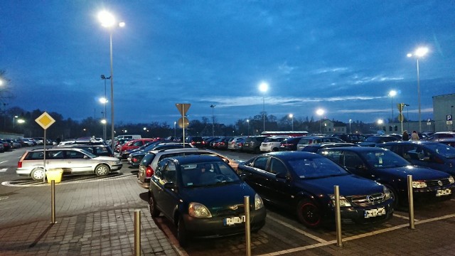 - Na parkingach pod Focusem tłumy, ciężko gdzieś zaparkować, ale to standard. Tak przecież jest codziennie - komentuje pan Stanisław. Za zdjęcia Dziękujemy.