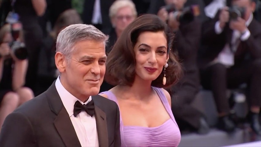 „Suburbicon”. George Clooney z żoną Amal zachwycili na czerwonym dywanie [WIDEO+ZDJĘCIA]