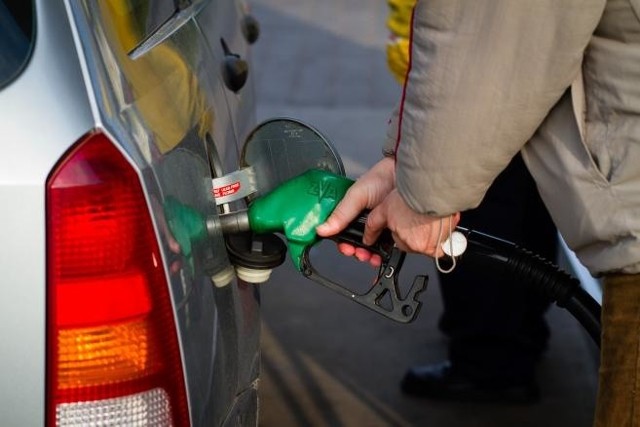 Nawet 13 groszy na litrze ma potanieć w najbliższych dniach benzyna na stacjach paliw w całym kraju. Co ważne, w środkowej Polsce cena już spadła poniżej 5 zł za litr. 